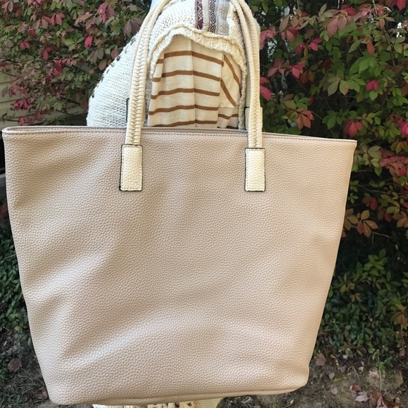 Apt 9 tan tote w removable flower decoration - Picture 4 of 5